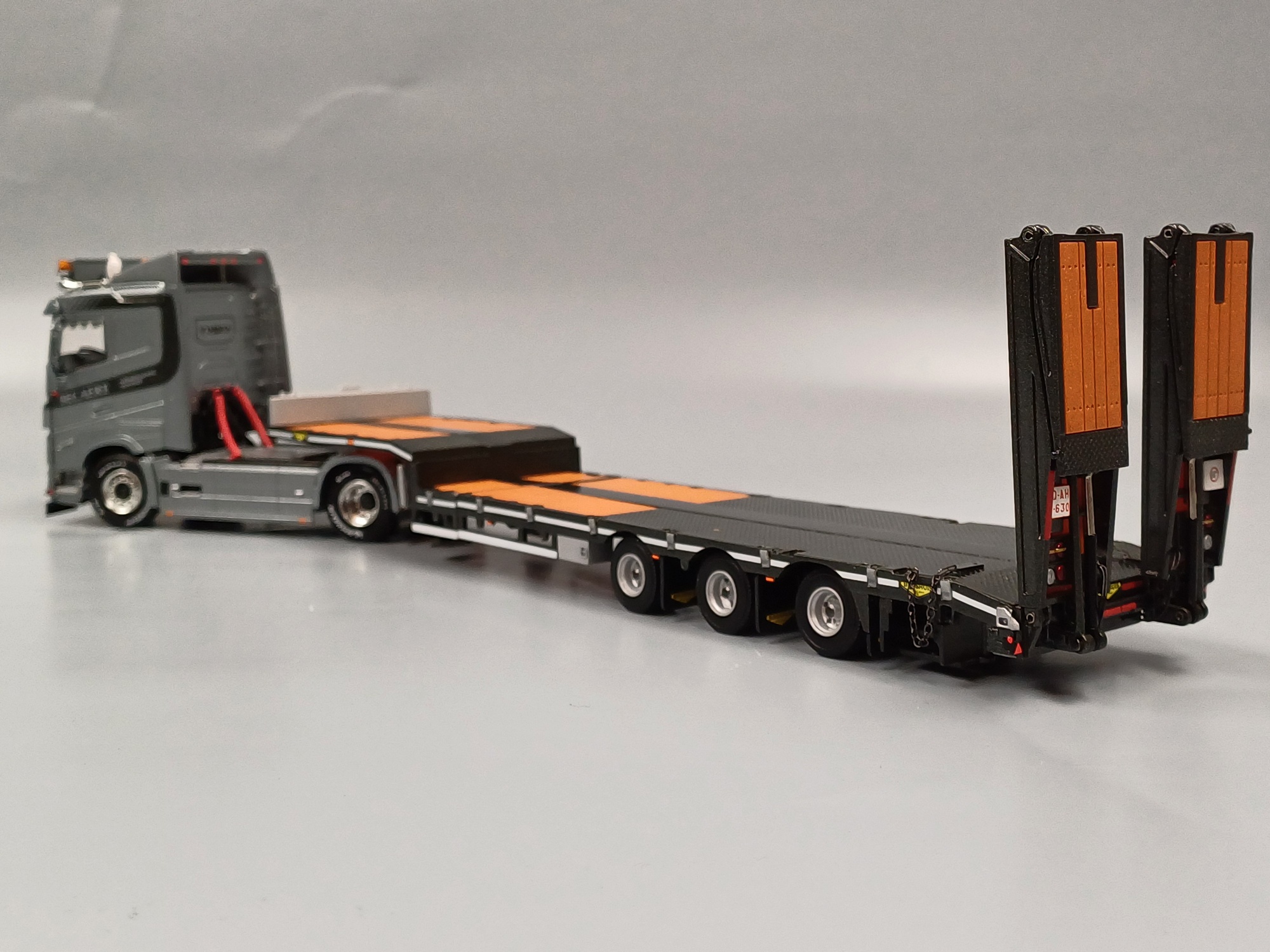 01-4438 - WSI -Volvo FH5 Schlafkabine mit Semitieflader und Rampen 3achs " Becatrans"